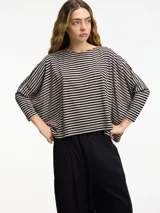 Remera amplia a rayas horizontales negras y beige, de mangas 3/4 y cuello redondo.
