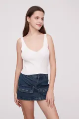 Musculosa blanca de bretel fino, corte al cuerpo y escote en V.