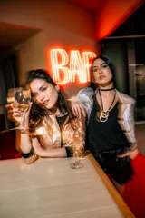 Chaqueta metalizada dorada, elastizada y con cuello camisero.