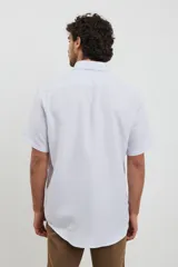Camisa de hombre de manga corta con cuello button-down y estampado de lunares.
