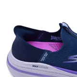 Championes deportivos Skechers Slip-ins Max Cushioning Arch Fit 2.0, color azul con detalles en lila y blanco. Diseñados con tecnología Hands Free Slip-ins para un ajuste fácil, Heel Pillow para mantener el pie en su lugar y plantilla Arch Fit con soporte de arco certificado por podólogos.