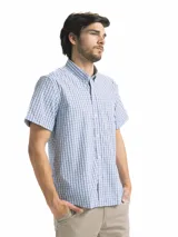Camisa de hombre de manga corta con estampado a cuadros en tonos blanco, verde y marrón. Tiene cuello abotonado y bolsillo en el pecho.