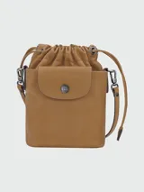 Bandolera Longchamp Le Pliage Xtra XS de cuero color tostado, con correa fina ajustable y cierre con cordón ajustable.