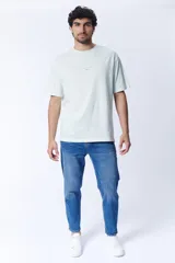 Pantalón de jean de corte slim taper color azul medio.