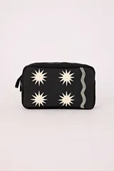 Neceser rectangular negro con cierre superior y estampado de cuatro soles blancos y tres líneas onduladas blancas en un lateral.