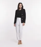 Pantalón cigarette de crepé color blanco, con cintura alta y botones decorativos en los laterales.