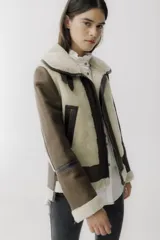 Campera de cuero color marrón chocolate y beige con interior de piel sintética color crema.