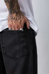 Jean negro de corte mom oversize.