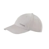 Gorra deportiva color gris con bordado frontal que dice 'TRAIN', ideal para actividades al aire libre.