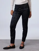 Legging de corte slim con estampado animal print tonal en color negro. Presenta un diseño combinado con paneles laterales lisos y cintura elástica tipo pull-on. Confeccionada por la marca Zac & Rachel.