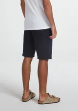 Bermuda verde de algodón con cintura elástica y cordón ajustable.