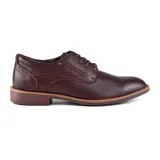 Zapato de vestir negro de cuero liso, con cordones y suela plana.