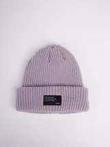 Gorro de lana color lila, con diseño de canalé y etiqueta de la marca.