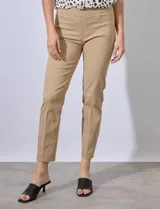 Pantalón recto en gabardina elastizada, con pretina ancha y faja interna modeladora, de la marca Zac & Rachel.