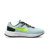 Championes Nike Revolution 6 Next Nature, color gris con detalles en negro y amarillo flúor.