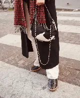 Championes deportivos de cuero y gamuza color dorado metalizado y marrón. Suela de caucho color crema con línea roja. Cordones color crema.