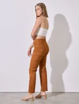 Pantalón de jean color ladrillo, corte recto, tiro alto, con bolsillos delanteros y traseros.