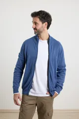 Cardigan azul de tejido de punto con cierre frontal y cuello alto.