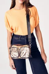 Cartera bandolera pequeña color cobre metalizado con dos bolsillos frontales con cierre y correa de tela negra con detalles en cuero sintético.