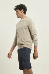 Sweater básico de escote V, tejido suave tipo cashmere, en color gris.