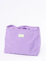 Bolso tipo tote bag azul con estampado del logo de la marca Rusty en color amarillo.