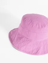Gorro bucket color rosado, confeccionado en algodón con diseño de pespunte.