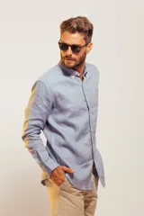 Camisa celeste de lino con cuello abotonado, manga larga y corte clásico.