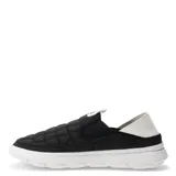 Zapato de hombre tipo mocasín con parte superior de nailon acolchada, tratamiento repelente al agua y talón plegable.