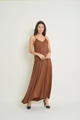 Vestido solera italiano color dorado, de viscosa, amplio y acampanado.