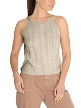Musculosa color beige con diseño de trenzas, cuello redondo y breteles anchos.