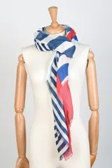 Pañuelo de diseño a rayas en tonos azul, blanco y rojo, con textura ligera y delicada.
