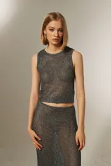 Top cropped sin mangas de poliéster con lentejuelas y cuello a la base.