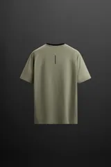 Camiseta deportiva color verde oliva de tejido ligero y elástico, con cuello redondo, manga corta y logo estampado en el bajo. Zara Athleticz.