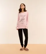 Sweater de pijama rosa de algodón con mangas largas, cuello redondo y estampa de leopardo con laptop y texto "Day Off".