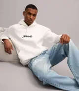 Pantalón baggy de jeans celeste con estampa de letras estilo grafiti en blanco.