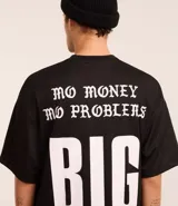 Remera negra de poliéster con corte oversized, cuello redondo, manga corta y estampa frontal con lettering y logo de Notorius BIG.