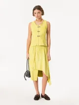 Falda midi color beige de gamuza arrugada, corte irregular y diseño tipo portafolio.