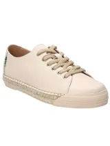 Zapatillas bajas de cuero color crema con cordones y plataforma de yute.