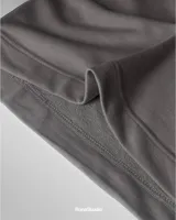 Conjunto deportivo gris compuesto por remera de manga corta con logo estampado y bermuda con cintura elástica ajustable con cordón.