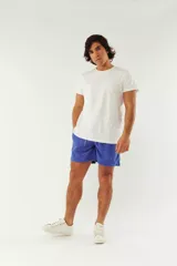 Shorts de playa en color aqua con cintura elástica y cordón, con bolsillos laterales y trasero, fabricados en tela ligera y de rápido secado.