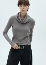 Camiseta gris de punto de canalé con cuello alto y manga larga.