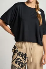 Remera blanca de viscosa con calce holgado.