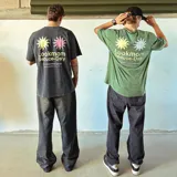 Camiseta oversize verde oscuro con efecto acid wash, de alto gramaje (240 grs). Estampado en serigrafía bicolor en blanco y amarillo en la espalda.