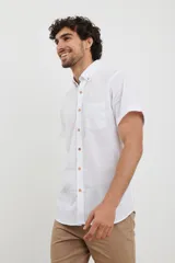 Camisa blanca de lino, de manga corta y corte recto.