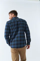 Sobrecamisa de viyela para hombre con interior capitoneado, fit regular, manga larga, cierre con botones, bolsillos y logo en grifa de cuero.