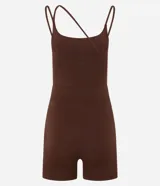 Enterito deportivo femenino color marrón oscuro, ajustado al cuerpo, con tirantes finos y un recorte tipo cutout en la zona del abdomen.