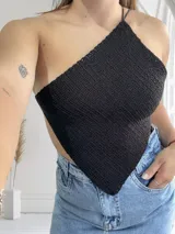 Top negro tejido al crochet, con tirante fino al cuello y espalda descubierta.