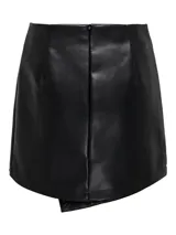 Minifalda negra de cuero sintético con corte cruzado y tachas plateadas en forma de estrella.