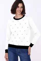 Sweater color visón con pintitas blancas, cuello redondo y puños y ruedo acanalados en color crema.