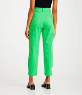 Pantalón slouchy verde lima de sarga con elastano, tiro alto, bolsillos traseros y detalle de recortes y pliegues delanteros.